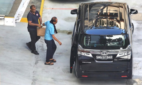 Tỉ phú Ong Beng Seng rời văn phòng cơ quan điều tra Singapore ngày 14-7 - Ảnh: REUTERS Tỉ phú Ong Beng Seng rời văn phòng cơ quan điều tra Singapore ngày 12-7 - Ảnh: REUTERS