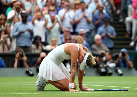 Tay vợt không được xếp hạt giống vô địch Wimbledon 2023 - Ảnh 3. Marketa Vondrousova vỡ òa sau khi giành điểm số quyết định trước Jabeur để lên ngôi vô địch - Ảnh: REUTERS