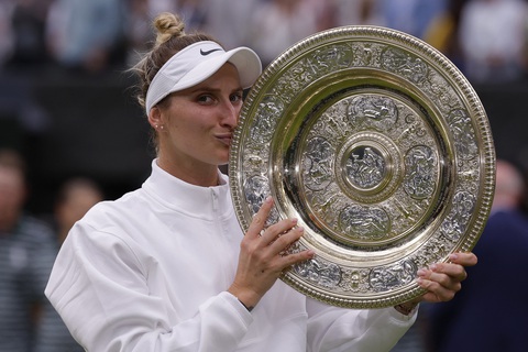 Tay vợt không được xếp hạt giống vô địch Wimbledon 2023 - Ảnh 1. Marketa Vondrousova vô địch Giải quần vợt Wimbldon 2023 - Ảnh: REUTERS