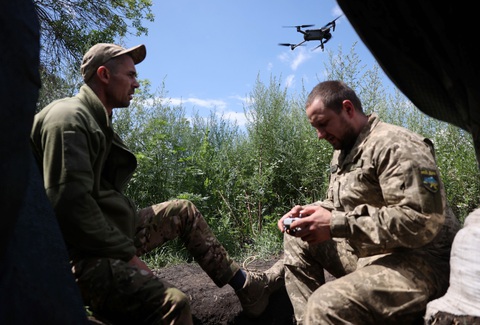 Binh lính Ukraine điều khiển thiết bị bay tại vùng Donetsk ở miền đông nước này ngày 12-7 - Ảnh: AFP Binh lính Ukraine điều khiển thiết bị bay tại vùng Donetsk ở miền đông nước này ngày 12-7 - Ảnh: AFP