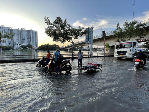 Dự án ngăn triều 'đội' 1.500 tỉ lãi vay: Sở Kế hoạch- Đầu tư có vai trò gì? - Ảnh 1. Do đường ngập, xe cộ bị ngã kế bên cống ngăn triều 10.000 tỉ đồng - Ảnh: LÊ PHAN