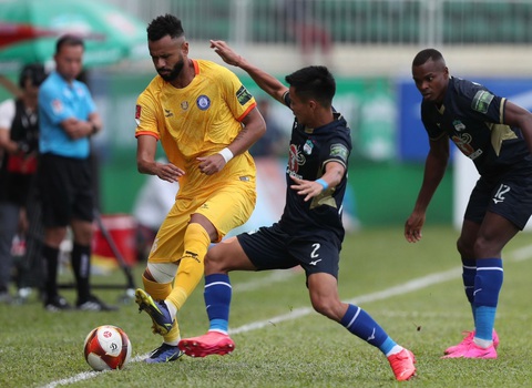 Hoàng Anh Gia Lai đánh bại Khánh Hòa ở phút 90+6 - Ảnh 1. Hoàng Anh Gia Lai (phải) đánh bại Khánh Hòa 1-0 - Ảnh: ANH MINH