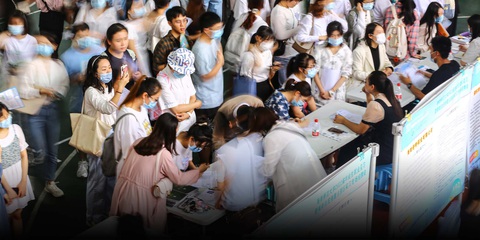 “Ôm” 2-3 việc ngoài giờ với mức lương cao để chạy đua với suy thoái kinh tế - Ảnh 1. Một hội chợ việc làm ở Trung Quốc - Ảnh: Sixth Tone