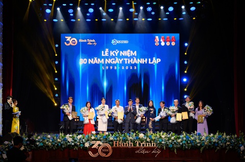 Bà Đoàn Thị Mai Hương – Tổng Giám đốc Công ty SASCO và Ông Nguyễn Hạnh, Chủ tịch Hội đồng quản trị SASCO tặng hoa và kỷ niệm chương tri ân các đối tác khách hàng. Ảnh: D.K Bà Đoàn Thị Mai Hương – Tổng Giám đốc Công ty SASCO và Ông Nguyễn Hạnh, Chủ tịch Hội đồng quản trị SASCO tặng hoa và kỷ niệm chương tri ân các đối tác khách hàng. Ảnh: D.K