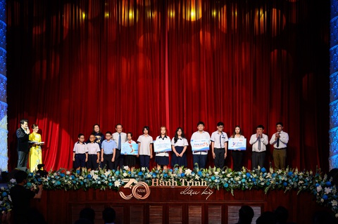 SASCO cùng đại diện ban biên tập các báo Thanh Niên, Tuổi Trẻ, Pháp Luật TP.HCM cùng SASCO trao các chương trình học bổng ý nghĩa cho đại diện học sinh, sinh viên. Ảnh: Đ.H SASCO cùng đại diện ban biên tập các báo Thanh Niên, Tuổi Trẻ, Pháp Luật TP.HCM cùng SASCO trao các chương trình học bổng ý nghĩa cho đại diện học sinh, sinh viên. Ảnh: Đ.H