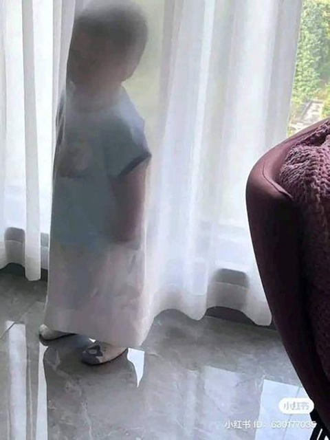 Ảnh vui 15-7: Cô gái trùm kín người chạy xe theo cách 'khó hiểu' - Ảnh 5. Vậy là trốn dữ chưa?