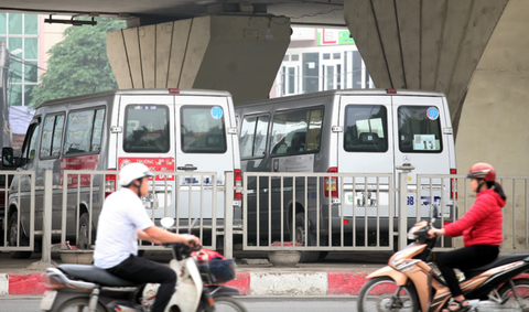 Đề xuất gầm cầu cạn làm bãi giữ xe: Nên hay không? - Ảnh 1. Một bãi trông xe ở gầm cầu cạn tại Hà Nội - Ảnh: NHẬT TÂN