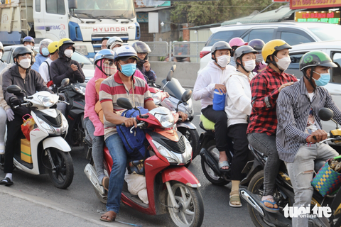 Xe cộ lưu thông trên quốc lộ 1 đoạn qua thị trấn Tân Túc (huyện Bình Chánh) - Ảnh: LƯU DUYÊN Xe cộ lưu thông trên quốc lộ 1 đoạn qua thị trấn Tân Túc (huyện Bình Chánh) - Ảnh: LƯU DUYÊN