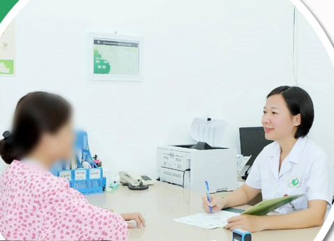 Chửa trứng phải xét nghiệm, điều trị ung thư toàn diện, vì sao? - Ảnh 1. Bác sĩ Hà Bích Vân, Bệnh viện Phụ sản Hà Nội, tư vấn cho bệnh nhân - Ảnh: BVCC
