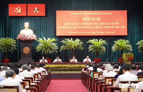 Thường trực Ban bí thư và hai phó thủ tướng dự hội nghị Thành ủy TP.HCM - Ảnh 2. Thường trực Thành ủy TP.HCM chủ trì hội nghị - Ảnh: HỮU HẠNH