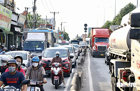 Cao tốc Mộc Bài - TP.HCM không thể chậm hơn nữa - Ảnh 2. Quốc lộ 22 hướng Tây Ninh đi TP.HCM bị ùn ứ vào chiều 14-7 - Ảnh: CHÂU TUẤN