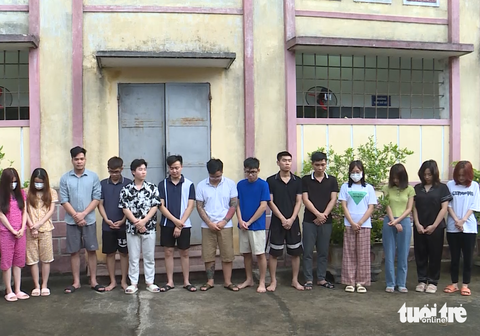 Triệt phá đường dây bán sản phẩm trị nám chiếm đoạt hơn 100 tỉ đồng - Ảnh 1. Các nghi phạm trong đường dây lừa đảo tại cơ quan công an - Ảnh: LÊ MINH