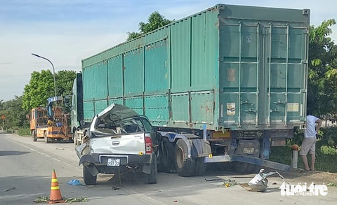 Xe bán tải va chạm container, 2 người chết, 4 người bị thương - Ảnh 1. Hiện trường vụ tai nạn khiến hai người chết, bốn người bị thương - Ảnh: N.THẮNG