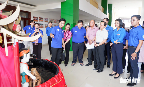 Ngày hoạt động cao điểm 'Chiến sĩ tình nguyện tham gia chuyển đổi số' - Ảnh 8. Các chiến sĩ tình nguyện Trường đại học Kinh tế TP.HCM giới thiệu robot phục vụ tại quán ăn, biểu diễn múa rối nước do sinh viên nghiên cứu lắp ráp - Ảnh: K.ANH