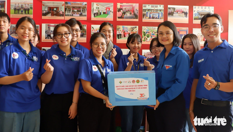 Ngày hoạt động cao điểm 'Chiến sĩ tình nguyện tham gia chuyển đổi số' - Ảnh 7. Phó bí thư Thành Đoàn TP.HCM Trần Thu Hà (hàng trước, thứ hai, từ phải qua) tặng quà các chiến sĩ tình nguyện tham gia hoạt động ngày cao điểm về chuyển đổi số - Ảnh: K.ANH