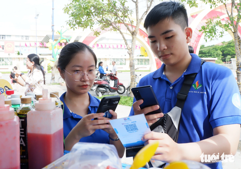 Ngày hoạt động cao điểm 'Chiến sĩ tình nguyện tham gia chuyển đổi số' - Ảnh 3. Các chiến sĩ tình nguyện trải nghiệm thanh toán không tiền mặt - Ảnh: K.ANH