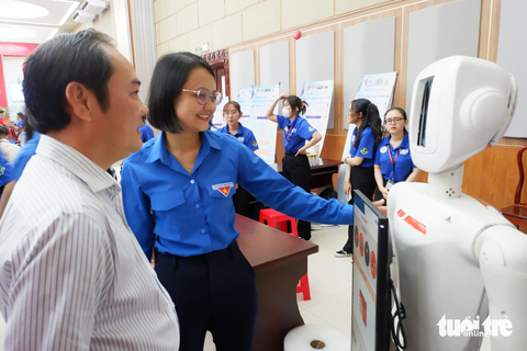 Ngày hoạt động cao điểm 'Chiến sĩ tình nguyện tham gia chuyển đổi số' - Ảnh 2. Các đại biểu tham quan mô hình robot tại ngày hoạt động cao điểm về chuyển đổi số - Ảnh: K.ANH