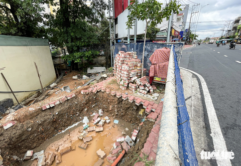 Vìa hè đường Lê Văn Chí bị xói lở, chủ đầu tư nói do mưa và ngầm hóa điện - Ảnh 1. Vỉa hè tại giao lộ đường số 16 và đường Lê Văn Chí (TP Thủ Đức) bị đào lên để ngầm hóa điện - Ảnh: CHÂU TUẤN