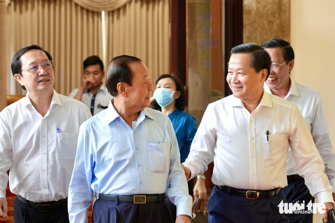 TP.HCM chính thức triển khai thực hiện nghị quyết chính sách đặc thù - Ảnh 2. Phó thủ tướng Lê Minh Khái (bìa phải) trò chuyện cùng nguyên Bí thư Thành ủy TP.HCM Lê Thanh Hải (giữa) - Ảnh: HỮU HẠNH
