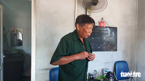 Bến xe loại 1 đầu tiên của Hải Phòng rơi cảnh ‘chết yểu’ - Ảnh 3. Bến xe này hiện chỉ còn hai người làm việc, gồm một quản lý và ông Nguyễn Đức Tĩnh phụ trách trông nom - Ảnh: TIẾN THẮNG
