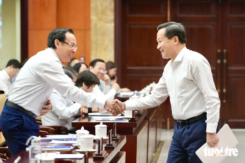 Bí thư Thành ủy Nguyễn Văn Nên: Quyết tâm đưa nghị quyết 98 vào thực tiễn cuộc sống hiệu quả nhất - Ảnh 1. Phó thủ tướng Chính phủ Lê Minh Khái (bên phải) cùng Bí thư Thành ủy TP.HCM Nguyễn Văn Nên - Ảnh: HỮU HẠNH
