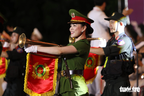 Nữ chiến sĩ công an xinh đẹp biểu diễn ca múa nhạc trên phố đi bộ - Ảnh 3. Các nữ chiến sĩ cảnh sát xinh đẹp múa phụ họa - Ảnh: DANH KHANG