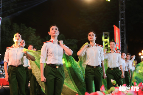 Nữ chiến sĩ công an xinh đẹp biểu diễn ca múa nhạc trên phố đi bộ - Ảnh 5. Các tiết mục được dàn dựng rất công phu - Ảnh: DANH KHANG