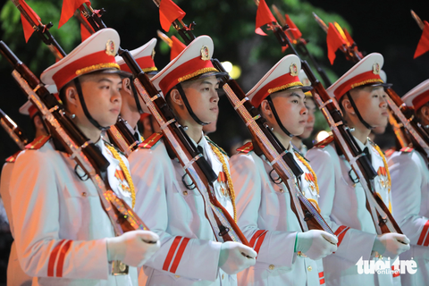Nữ chiến sĩ công an xinh đẹp biểu diễn ca múa nhạc trên phố đi bộ - Ảnh 6. Các chiến sĩ thuộc Đoàn nghi lễ Công an nhân dân biểu diễn tại chương trình - Ảnh: DANH KHANG