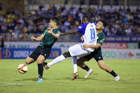 Đua trụ hạng V-League 2023, CLB TP.HCM xuống cuối bảng - Ảnh 2. Thất bại trước SLNA khiến CLB TP.HCM (áo xanh) gặp khó trong cuộc đua trụ hạng - Ảnh: TRUNG TRẦN
