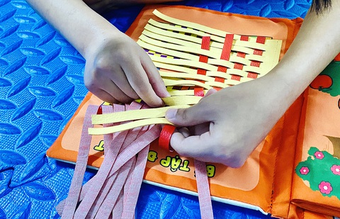 Đôi tay nhỏ xíu của đứa trẻ CP chạm vào sách xúc giác, thích thú với những hình thù trên cuốn sách - Ảnh: HÀ THANH Đôi tay nhỏ xíu của đứa trẻ CP chạm vào sách xúc giác, thích thú với những hình thù trên cuốn sách - Ảnh: HÀ THANH