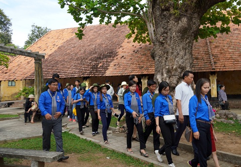 Lễ kỷ niệm 76 năm ngày Thương binh liệt sĩ tại Côn Đảo rất đặc biệt, ý nghĩa - Ảnh 4. Đoàn viên thanh niên từ đất liền ra thăm di tích Nhà tù Côn Đảo - Ảnh: ĐÔNG HÀ
