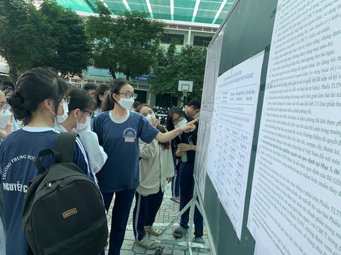 Thí sinh bất ngờ tra cứu được điểm thi tốt nghiệp THPT 2023 - Ảnh 1. Thí sinh xem thông tin phòng thi trong kỳ thi tốt nghiệp THPT năm 2023 tại TP.HCM - Ảnh: TRẦN HUỲNH
