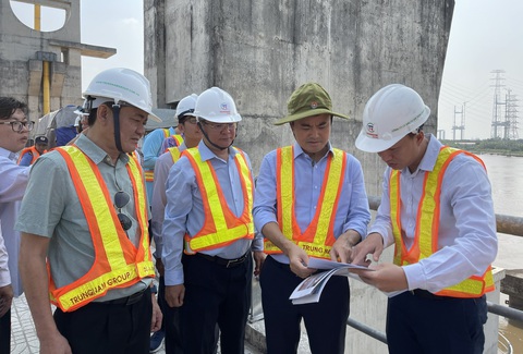 Dự án ngăn triều 10.000 tỉ: Sở Tài chính nói phương án ủy thác vốn của UBND TP không phù hợp- Ảnh 1. Phó chủ tịch UBND TP.HCM Bùi Xuân Cường (thứ hai từ phải sang) trong một lần thực địa dự án ngăn triều 10.000 tỉ - Ảnh: LÊ PHAN
