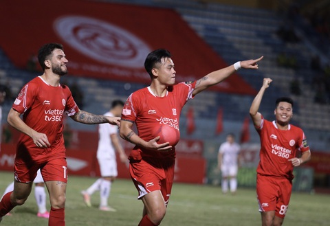 Viettel vào top 2 V-League nhờ hai cựu cầu thủ U23 Việt Nam - Ảnh 3. Màn ăn mừng của Đức Chiến - Ảnh: ĐỨC KHUÊ