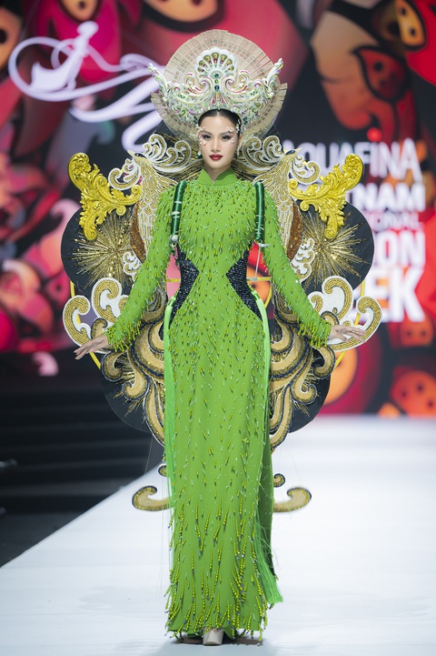 Khánh Vân, Minh Tú đọ trình catwalk khi diễn áo dài của NTK Minh Châu
- Ảnh 2. Người mẫu Hương Ly đảm nhận vai trò mở màn cho show diễn. Xuất hiện trên sân khấu, chân dài quê Gia Lai gây ấn tượng bởi những bước catwalk uyển chuyển trong tà áo dài xanh lá.