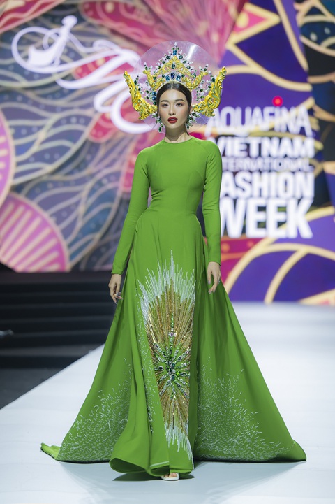 Khánh Vân, Minh Tú đọ trình catwalk khi diễn áo dài của NTK Minh Châu
- Ảnh 4. Đảm nhận vai trò kết màn cho phần 1 là Á hậu Lệ Hằng. Trong chiếc váy xanh, cô khoe đường cong nóng bỏng trên sàn diễn.