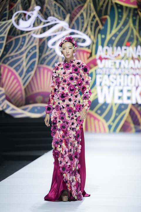 Khánh Vân, Minh Tú đọ trình catwalk khi diễn áo dài của NTK Minh Châu
- Ảnh 5. Một mẫu hoa kết khá cầu kỳ trong BST Mộc