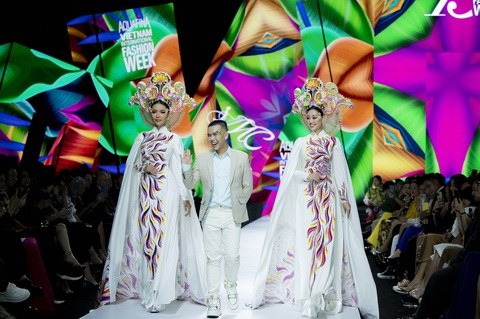 Khánh Vân, Minh Tú đọ trình catwalk khi diễn áo dài của NTK Minh Châu
- Ảnh 7. NTK Minh Châu chào kết cùng 2 vedette Minh Tú và Khánh vân (phải)