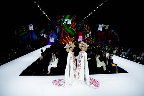 Khánh Vân, Minh Tú đọ trình catwalk khi diễn áo dài của NTK Minh Châu
- Ảnh 6. Khánh Vân, Minh Tú đpj dáng trên sàn catwalk