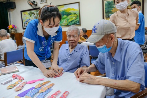 Tin tức sáng 16-7: UBND TP.HCM chỉ đạo siết chặt, không cấp phép lái xe cho người nghiện ma túy - Ảnh 2. Thực tập sinh thực hành tại một trung tâm chăm sóc người cao tuổi ở Hà Nội trước khi sang Nhật Bản, Đài Loan làm việc - Ảnh: HÀ QUÂN