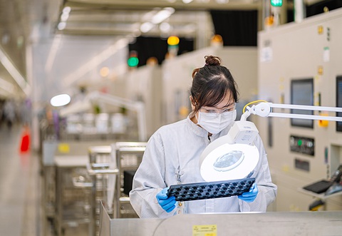 Chạy đua vào thị trường vi mạch 215 tỉ USD - Ảnh 4. Các doanh nghiệp trong và ngoài nước đang “khát” nhân lực ngành thiết kế vi mạch. Trong ảnh: kỹ sư làm việc trong nhà máy Intel tại Việt Nam - Ảnh: QUANG MINH