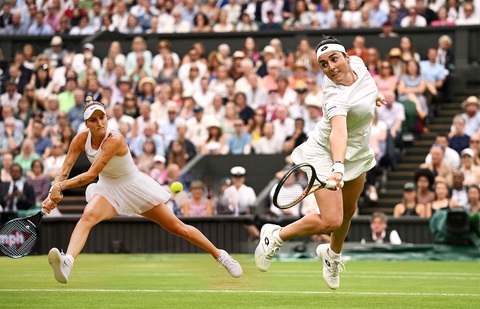 Chung kết đơn nữ Wimbledon: Cơ hội cho những bà hoàng về nhì - Ảnh 1. Vondrousova (trái) đối đầu Jabeur ở chung kết đơn nữ Wimbledon 2023 - Ảnh: Reuters