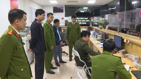 Cựu Bí thư Tỉnh ủy Lào Cai nhận 5 tỉ đồng 'cảm ơn' từ doanh nghiệp - Ảnh 3. Lực lượng công an thực hiện khám xét nơi làm việc của một bị can trong vụ án - Ảnh: Công an cung cấp