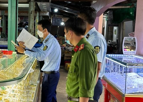 Bị xử phạt nặng vì kinh doanh sản phẩm từ ngà voi - Ảnh 1. Lực lượng quản lý thị trường tỉnh Kiên Giang kiểm tra tại doanh nghiệp kinh doanh sản phẩm từ ngà voi không hợp pháp - Ảnh: QLTT