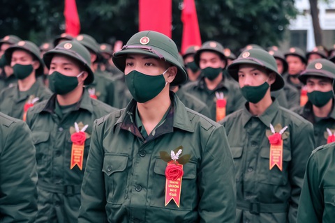 Bộ Quốc phòng: Nghiên cứu sửa tiêu chuẩn nhập ngũ với công dân cận thị - Ảnh 1. Các thanh niên lên đường nhập ngũ ở Hà Nội - Ảnh: NAM TRẦN
