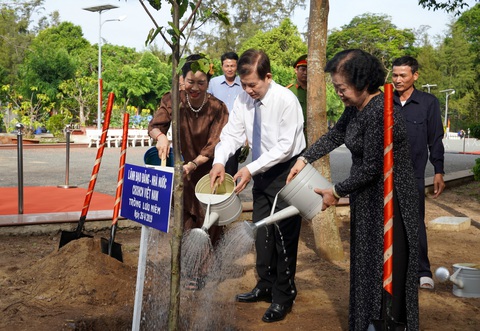Lễ kỷ niệm 76 năm ngày Thương binh liệt sĩ tại Côn Đảo rất đặc biệt, ý nghĩa - Ảnh 2. Nguyên Chủ tịch nước Nguyễn Minh Triết (giữa) và nguyên Phó chủ tịch nước Trương Mỹ Hoa (bìa phải) trồng cây lưu niệm tại nghĩa trang Hàng Dương, Côn Đảo tháng 4-2019 - Ảnh: ĐÔNG HÀ