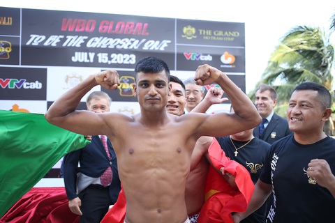Võ sĩ Nguyễn Văn Hải bị "cà khịa" khi Abdul Motalib cố tình không cho anh chụp ảnh - Ảnh: WBO GLOBAL Võ sĩ Nguyễn Văn Hải bị "cà khịa" khi Abdul Motalib cố tình không cho anh chụp ảnh - Ảnh: WBO GLOBAL