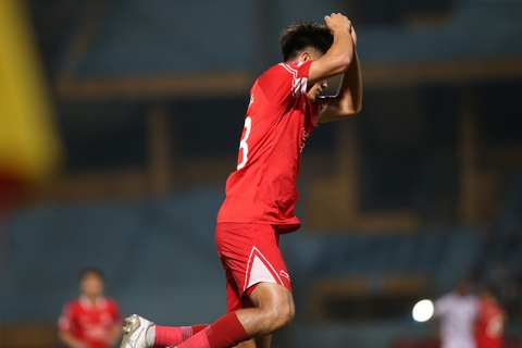 Viettel vào top 2 V-League nhờ hai cựu cầu thủ U23 Việt Nam - Ảnh 4. Pha ăn mừng bắt chước Cristiano Ronaldo của Nhâm Mạnh Dũng - Ảnh: ĐỨC KHUÊ