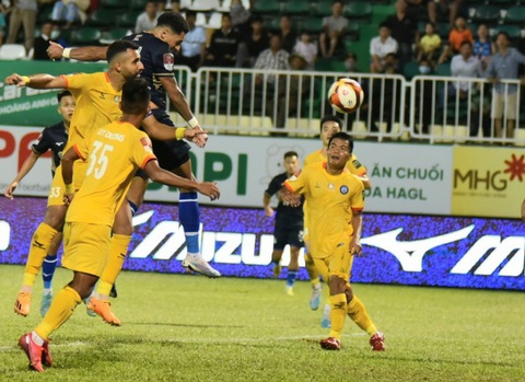 Vòng 1 giai đoạn 2 V-League 2023: Hoàng Anh Gia Lai thắng nhọc nhằn - Ảnh 1. Pha đánh đầu ghi bàn của tiền đạo Paollo - Ảnh: ANH HỒNG