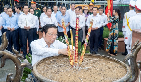 Lễ kỷ niệm 76 năm ngày Thương binh liệt sĩ tại Côn Đảo rất đặc biệt, ý nghĩa - Ảnh 1. Ông Phan Đình Trạc - ủy viên Bộ Chính trị, bí thư Trung ương Đảng, trưởng Ban Nội chính Trung ương - thắp hương viếng các anh hùng liệt sĩ, chiến sĩ cách mạng tại Côn Đảo chiều 14-7 - Ảnh: MẠNH THẮNG
